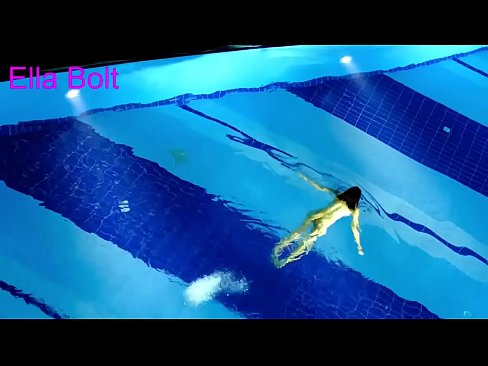 ❤️ Handikwanise kumira kuona, mudiki blonde akabatwa achishambira asina kupfeka muELLA BOLT resort pool Zvinyadzisira zvekumba ﹏